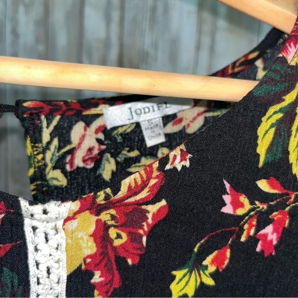 Jodifl Dark Floral Blouse - Picture 5 of 5